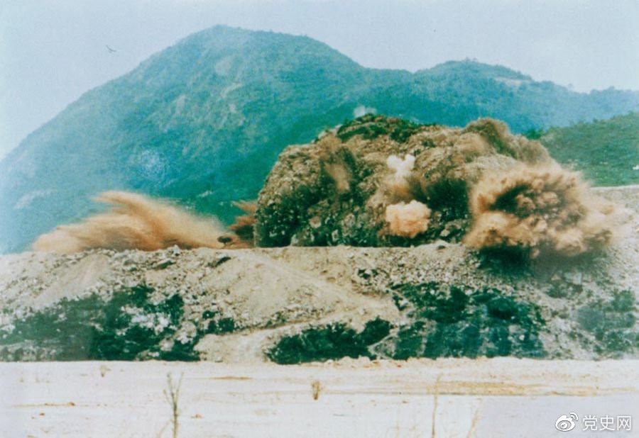 1979年7月20日，深圳蛇口工業(yè)區(qū)的建設(shè)者點(diǎn)燃開(kāi)山炮時(shí)的場(chǎng)面。