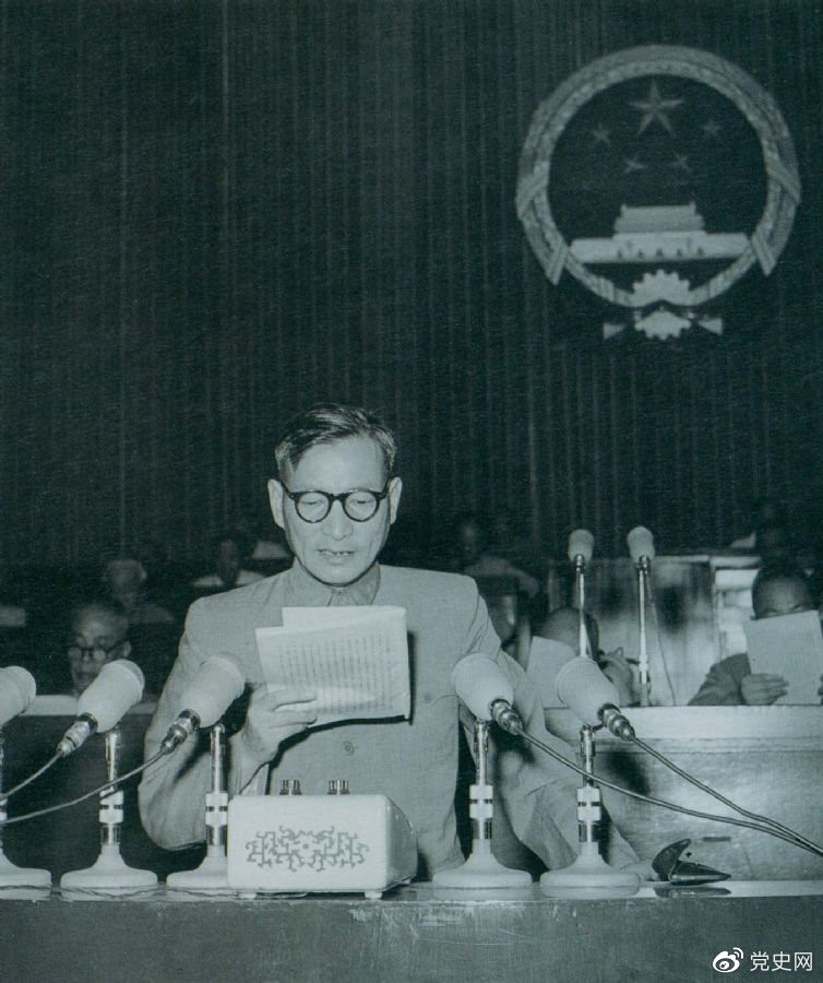 1955年7月，陳云在一屆全國人大二次會議上作堅持和改進糧食統(tǒng)購統(tǒng)銷工作的報告。