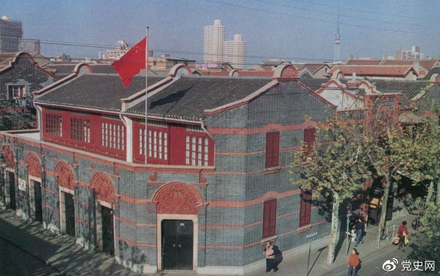 1921年7月23日 中國共產(chǎn)黨第一次全國代表大會在上海法租界望志路106號（今興業(yè)路76號）開幕。最后一天的會議轉(zhuǎn)移到浙江嘉興南湖的游船上舉行。 圖為中共一大會址。