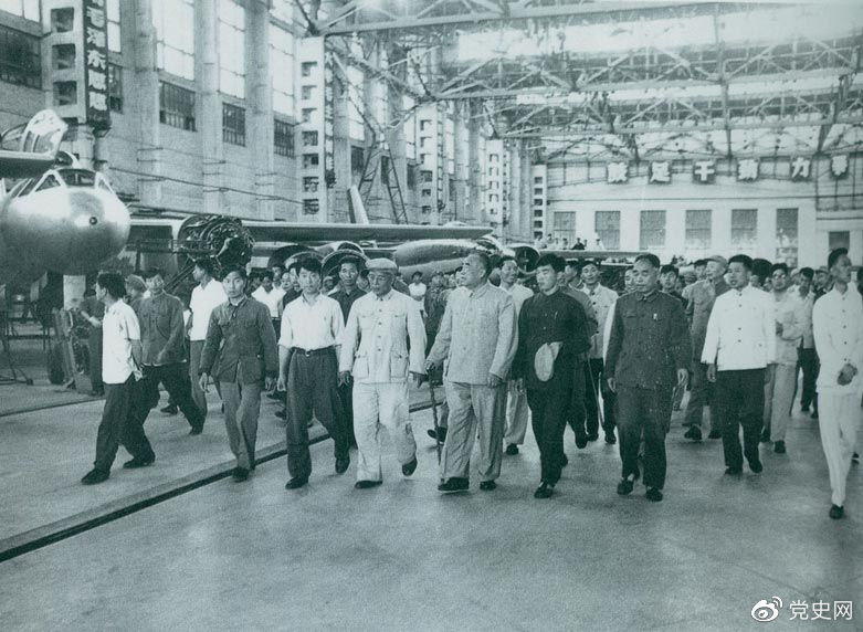 1964年7月31日，朱德視察哈爾濱飛機(jī)制造廠。