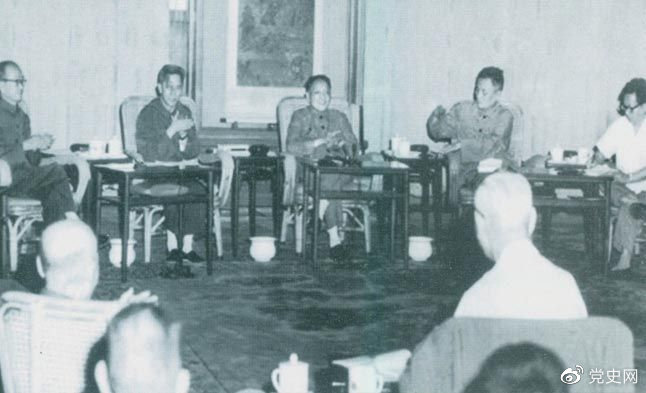 1977年8月4日—8日，鄧小平主持召開科學(xué)和教育工作座談會。