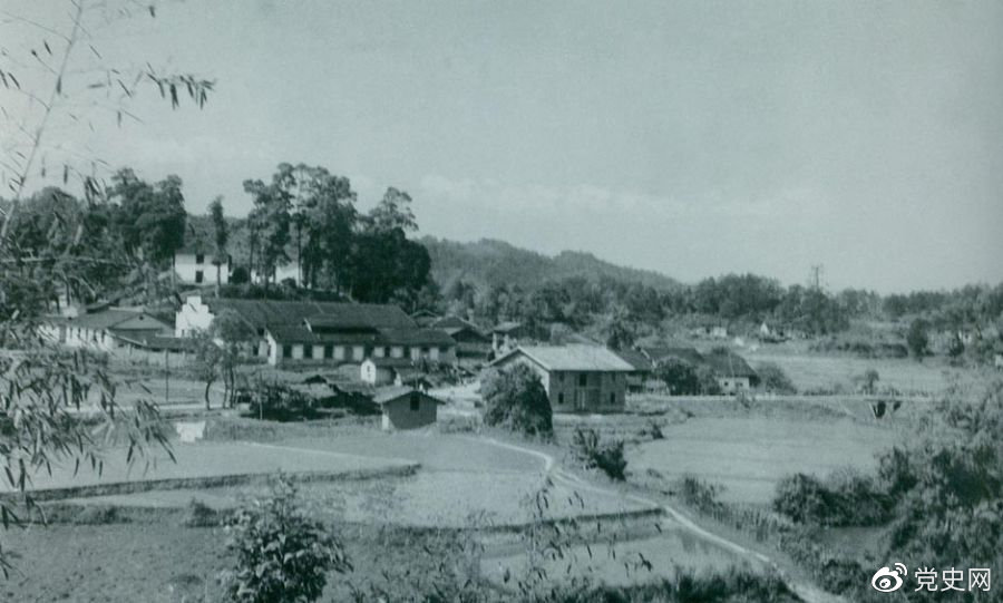 1934年8月，任弼時(shí)等率紅六軍團(tuán)9700余人，從橫石和新江口出發(fā)，開始西征。圖為江西遂川縣橫石。