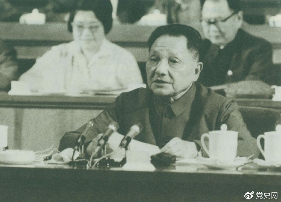 1977年8月18日，鄧小平在中國共產黨第十一次全國代表大會的閉幕會上提出：“一定要恢復和發(fā)揚毛主席為我們黨樹立的實事求是的優(yōu)良傳統(tǒng)和作風?！?/></p><p>1977年8月18日，鄧小平在中國共產黨第十一次全國代表大會的閉幕會上提出：“一定要恢復和發(fā)揚毛主席為我們黨樹立的實事求是的優(yōu)良傳統(tǒng)和作風?！?/p><p><br/></p><p>轉載：共產黨員網</p><p><br/></p>
							
							</div><!-- article-con -->






		<div   id=