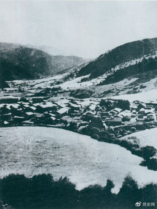 1935年8月20日，中共中央政治局在毛兒蓋召開會議，作出了《關于目前戰(zhàn)略方針之補充決定》，再次重申兩河口會議關于北上的戰(zhàn)略方針。圖為毛兒蓋。