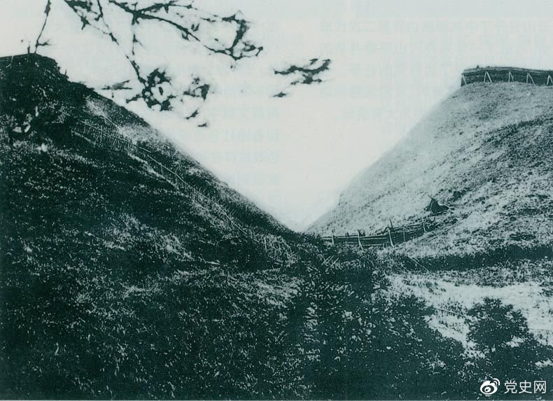 井岡山黃洋界哨口。1928年8月30日，紅軍以不足一個營的兵力，在這里擊退湘贛敵軍的進攻，取得黃洋界保衛(wèi)戰(zhàn)的勝利。至11月，紅軍又打破了兩省敵軍對井岡山根據地的第二次“會剿”。