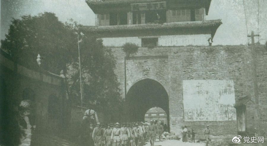1945年8月下旬，八路軍解放山海關(guān)。
