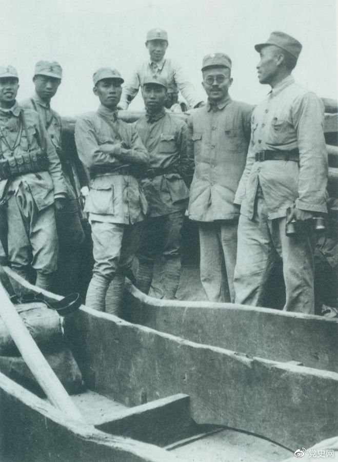 1937年9月，八路軍部分領(lǐng)導(dǎo)人率部東渡黃河，開赴抗日前線。圖為渡船上的八路軍領(lǐng)導(dǎo)人，前排右起：朱德、任弼時(shí)、左權(quán)。