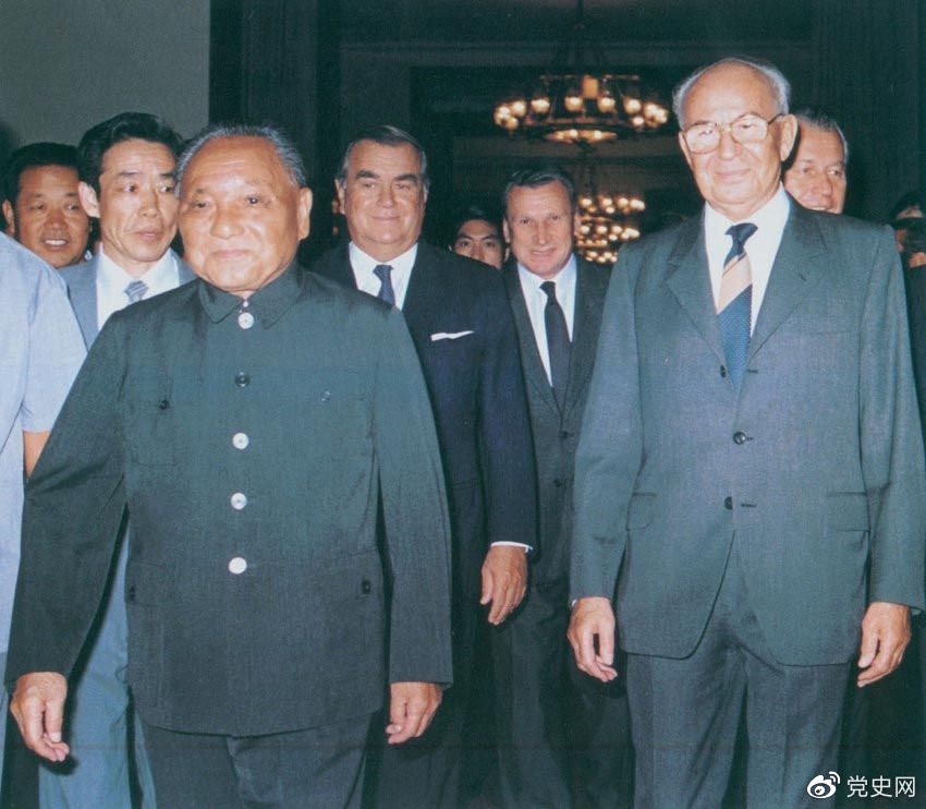 1988年9月5日，鄧小平在會見捷克斯洛伐克總統(tǒng)胡薩克時提出科學(xué)技術(shù)是第一生產(chǎn)力。